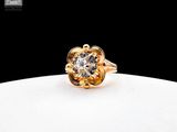 une photo d'une bague en diamant posée sur une assiette blanche