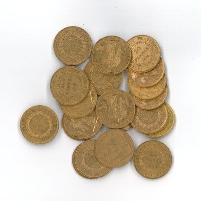 une pile de vieilles pièces de monnaie sur une surface blanche