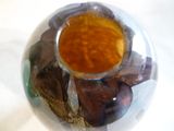 un vase en verre contenant une substance brune