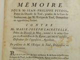 un vieux livre écrit posé sur une table