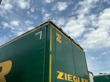 un grand camion fourgon vert portant le logo jaune de Ziegler