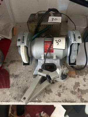 deux photos d'une machine posée sur un comptoir