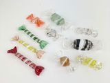 tout un tas de bonbons posés sur une table