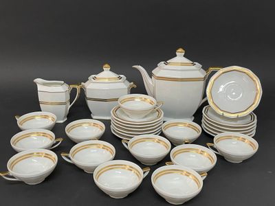 un ensemble de plats et de tasses en porcelaine blanche et dorée