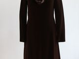 une robe marron posée sur un mannequin, sur fond blanc