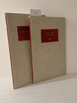 deux livres posés sur une table blanche