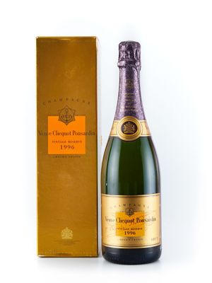 l'image d'une bouteille de champagne à côté d'un carton de vin