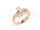 une bague en or rose sertie de diamants sur fond blanc