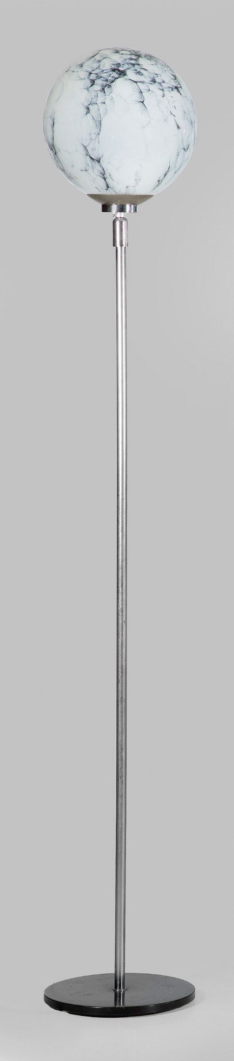 Lampe 1-flg ; Metall, teilw. schwarz lackiert sowie weiß und…