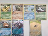 de nombreuses cartes Pokémon accrochées au mur d'une pièce