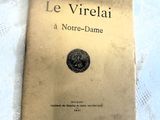 un livre posé sur une table