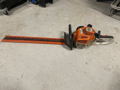 a chainsaw sitting on the floor in a garage
