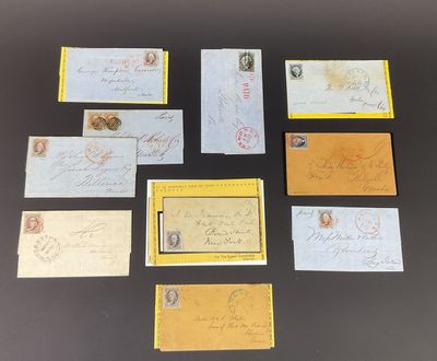un tas de vieilles lettres et d'enveloppes posées sur une table