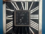 une image représentant une horloge avec des chiffres romains sur fond bleu