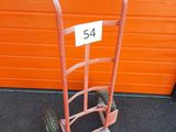 un diable orange portant le numéro 54 à l'avant