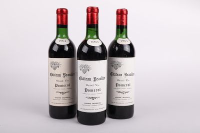 trois bouteilles de vin rouge sont posées côte à côte sur une surface blanche