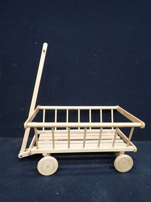 un petit chariot en bois muni d'une poignée en bois