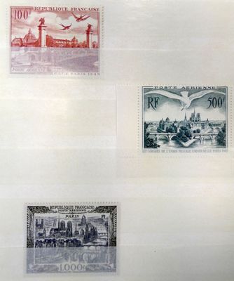 Quatre timbres différents sont accrochés au mur d'une pièce.