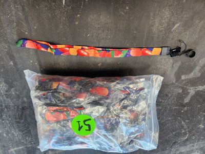 un sac de bonbons et un sac de bonbons par terre