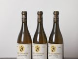 trois bouteilles de vin posées sur une table en bois