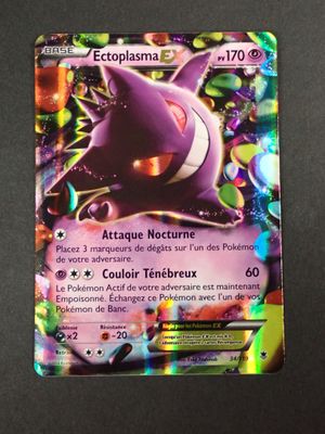 gros plan d'une carte pokemon sur une table