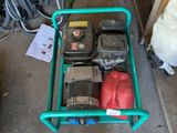 un chariot vert contenant des outils, posé par terre