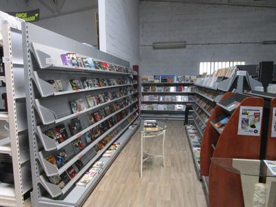 beaucoup de livres sur les étagères du magasin