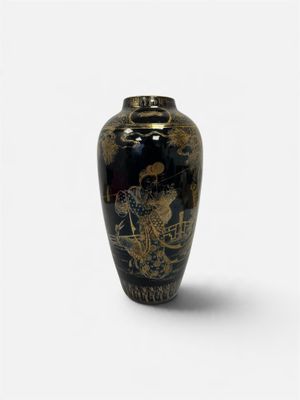 un vase noir orné d'un motif doré