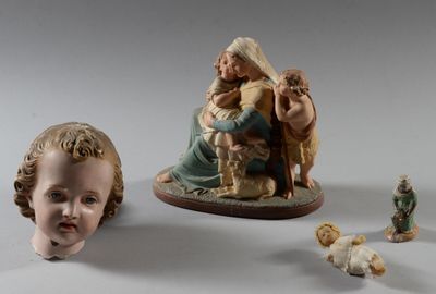de nombreuses figurines posées sur une table