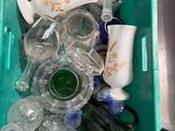 un bac vert rempli de bouteilles et de verres en verre vides