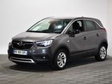 L'Opel grise est garée dans une pièce au sol carrelé.