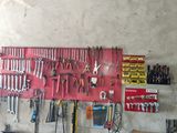 de nombreux outils accrochés au mur du garage