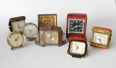 de nombreux types d'horloges posées sur une surface blanche