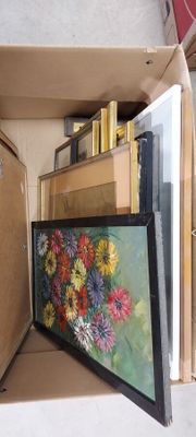 une photo d'un tableau dans une boîte posée par terre