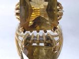 un gros plan d'une bague en or sertie d'une grosse pierre verte
