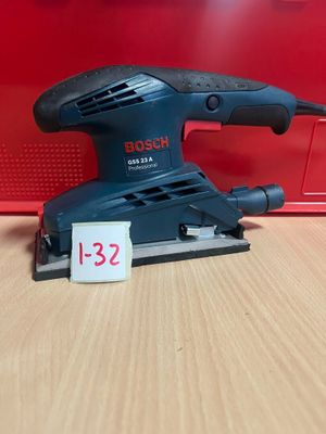 une ponceuse Black & Decker posée sur une table en bois