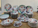 de nombreuses assiettes et tasses posées ensemble sur une table
