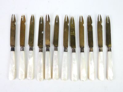 six couteaux sont alignés les uns à côté des autres sur une surface blanche
