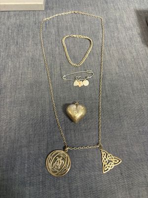 un gros plan d'un collier orné d'un cœur et de deux breloques