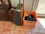 une valise et un étui à valise posés l'un à côté de l'autre sur le sol