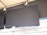 deux téléviseurs suspendus au plafond dans une pièce