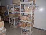 beaucoup de boîtes et de cartons sur les étagères de la pièce