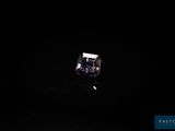 une image représentant un diamant dans l'obscurité, éclairé par une source lumineuse