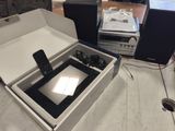 une boîte contenant une télécommande, posée sur une table