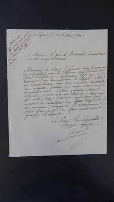un gros plan d'un morceau de papier sur lequel on a écrit