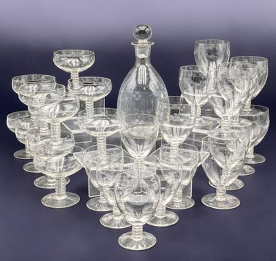 beaucoup de verres à vin et une carafe sur la table