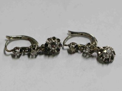 deux paires de boucles d'oreilles en argent ornées de pierres noires et blanches