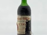 une bouteille de vin posée sur une table