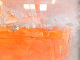 un tableau représentant un canapé orange au milieu d'une pièce
