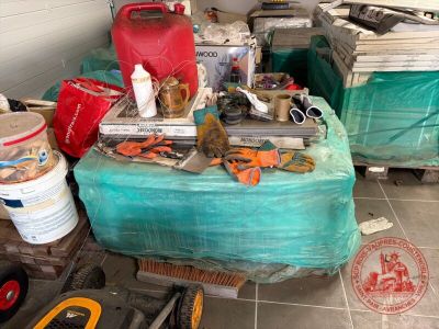 de nombreux objets qui traînent par terre dans la pièce